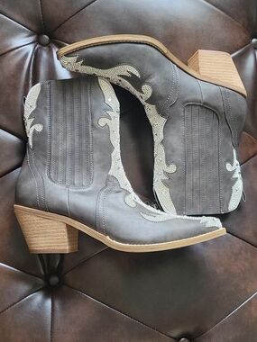 BEAST FASHION Gray Western Ankle Boots with Silver Embroidery